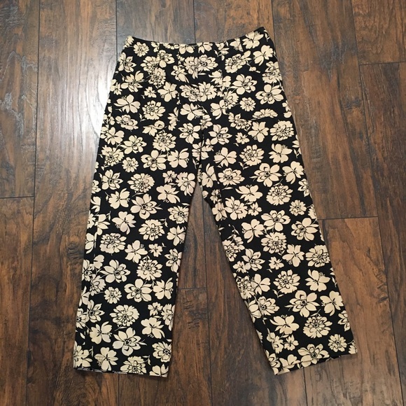 Casual Corner Black and Tan floral capris; Sz 2P - Picture 7 of 9